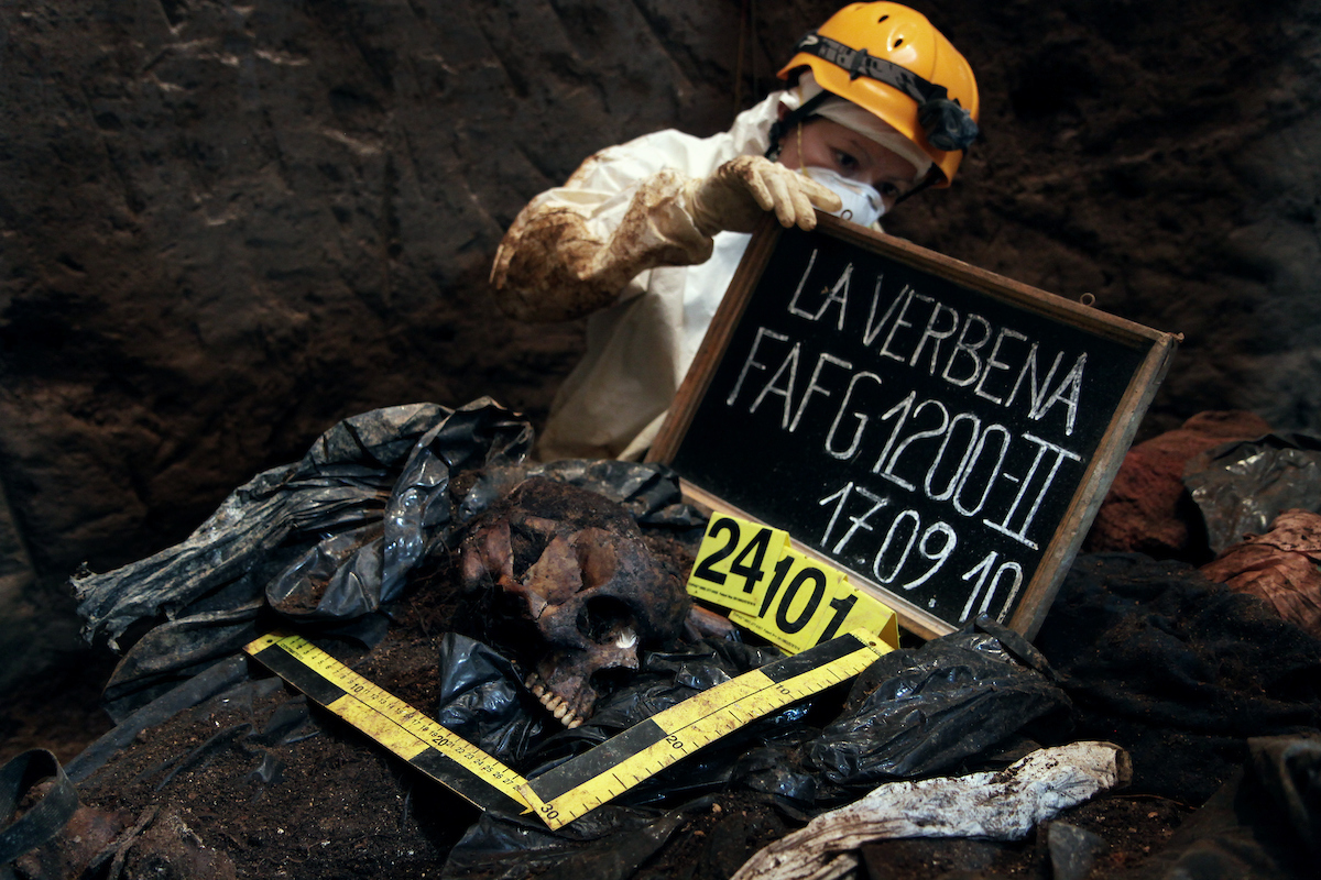 "The exhumation of La Verbena cemetery in 2010" -- (c) James Rodríguez, mimundo.org 